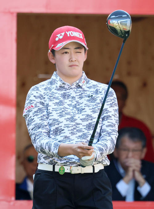 1番、ティーショットを前にする岩井明愛（撮影・上山淳一）