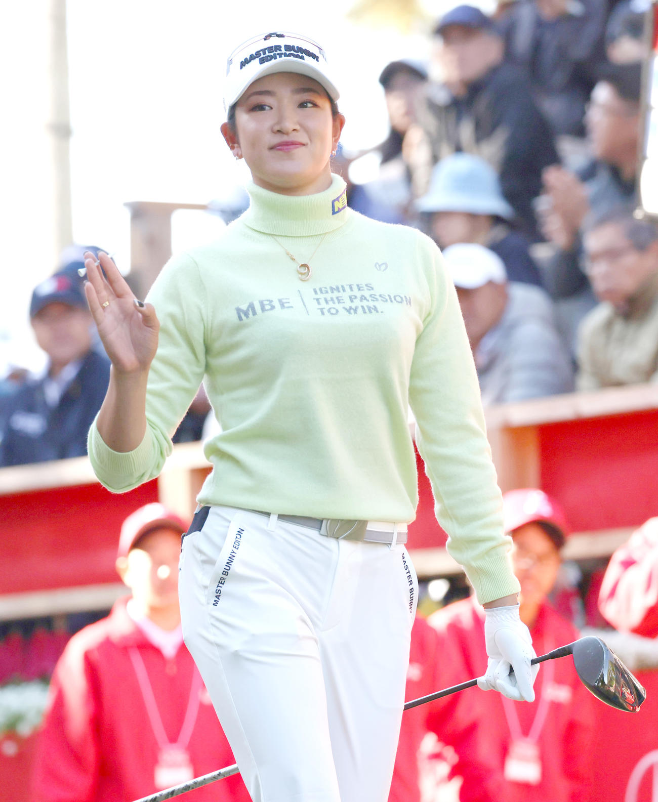 1番、ティーショットを放ち笑顔でコースに入る原英莉花（撮影・上山淳一）