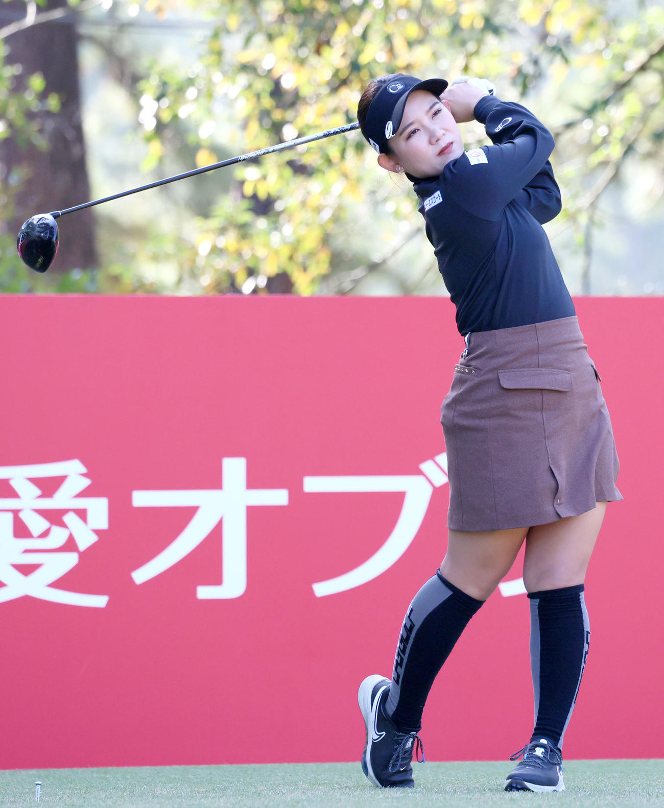 2番、ティーショットを放つ吉本（撮影・上山淳一）