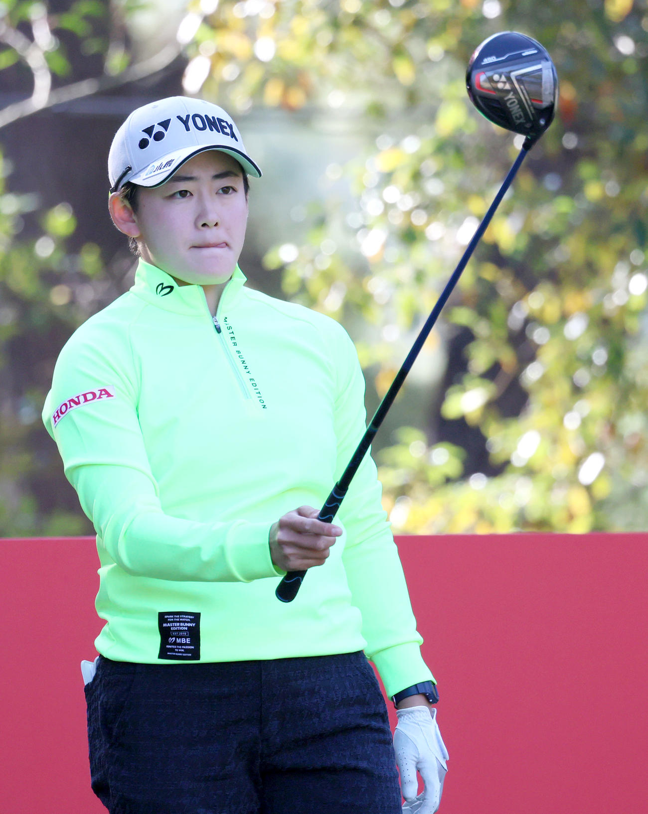 2番、ティーショットを前にする岩井明（撮影・上山淳一）