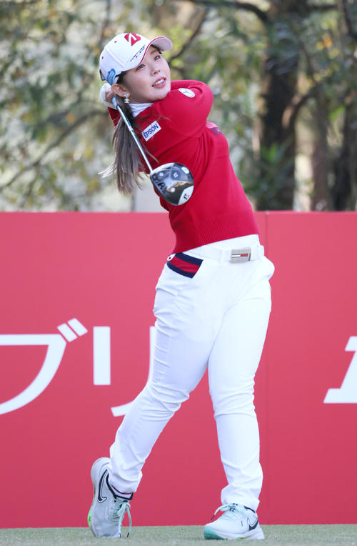 2番、ティーショットを放つ吉田（撮影・上山淳一）