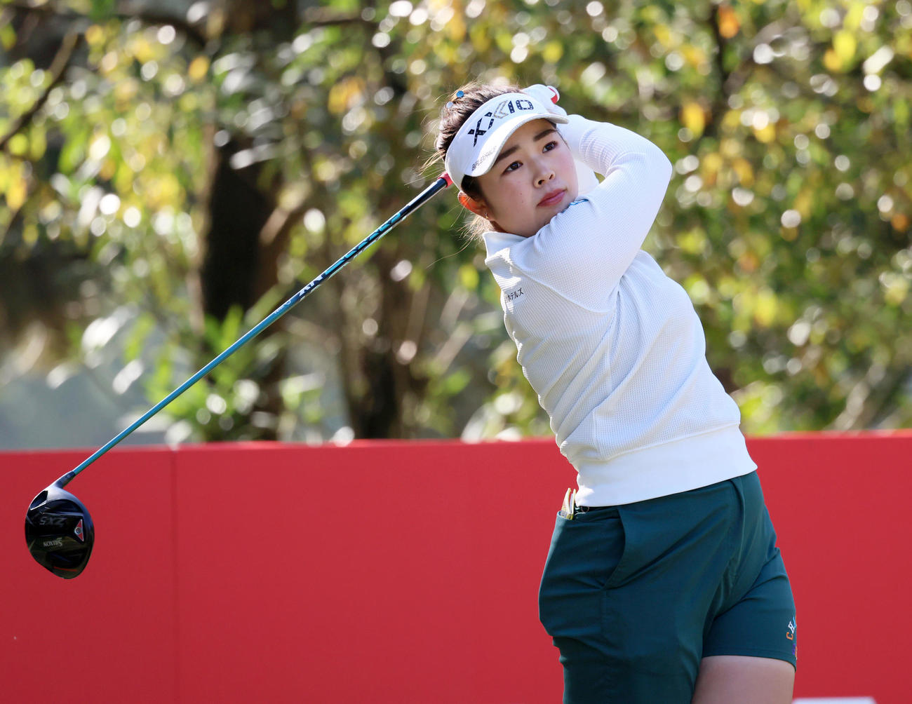 2番、ティーショットを放つ山下美夢有（撮影・上山淳一）