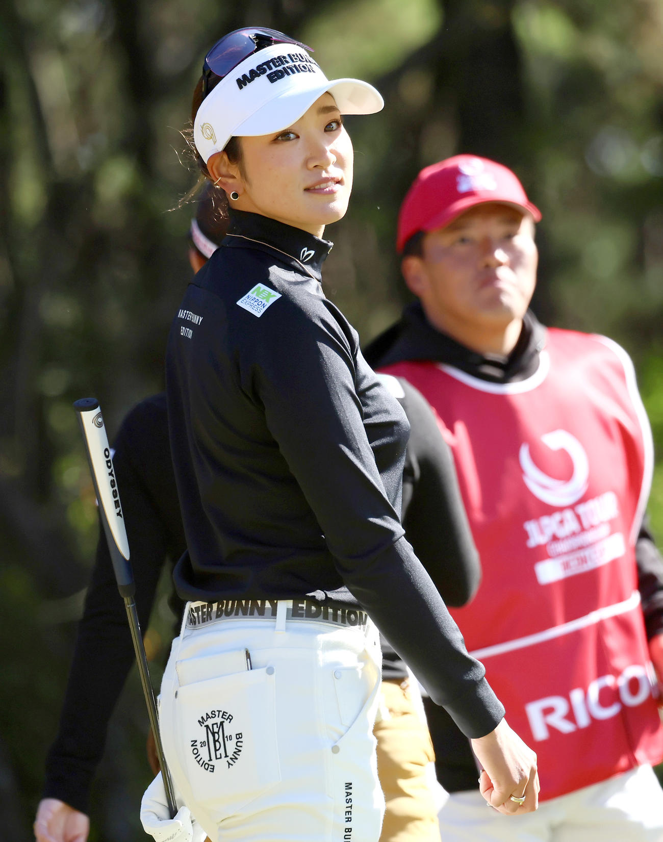 4番、ティーに向かう原英莉花（撮影・上山淳一）