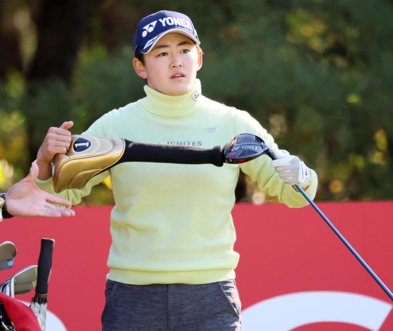 4番、ティーショットを前にする岩井明愛（撮影・上山淳一）