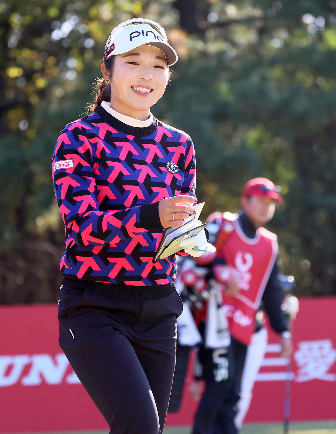 4番、佐久間朱莉は笑顔でコースを移動する（撮影・上山淳一）