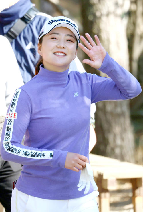 山内日菜子は笑顔で4番へ移動する(撮影・上山淳一)