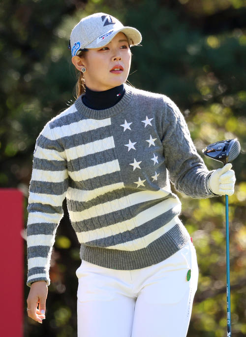 4番、ティーショットを放つ吉田優利(撮影・上山淳一)