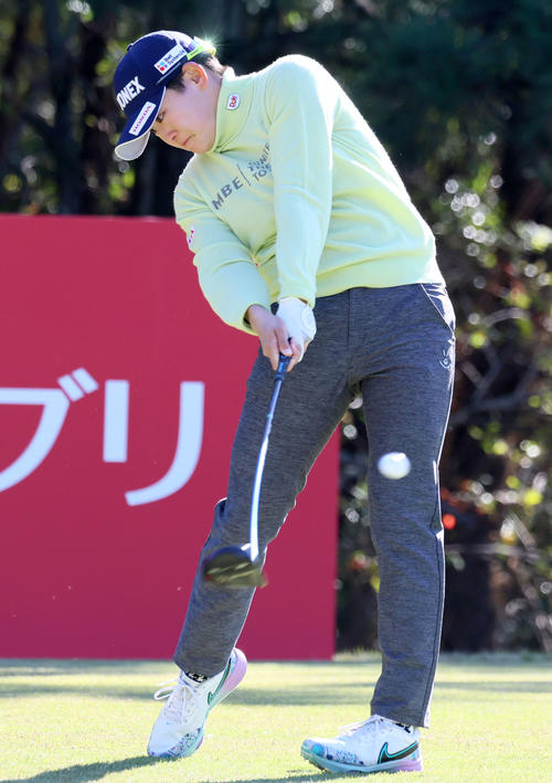 4番、ティーショットを放つ岩井明愛(撮影・上山淳一)