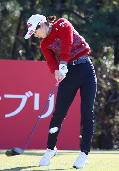 4番、ティーショットを放つ蛭田みな美(撮影・上山淳一)