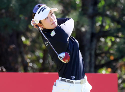4番、ティーショットを放つ原英莉花(撮影・上山淳一)
