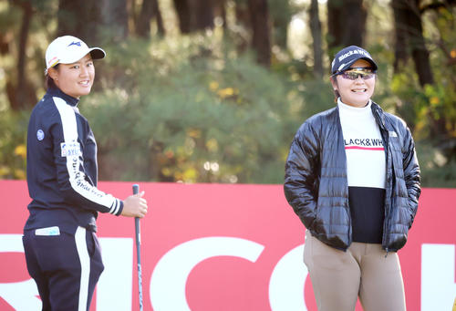 4番、順番を待つ野沢真央(左)と藤田さいき(撮影・上山淳一)