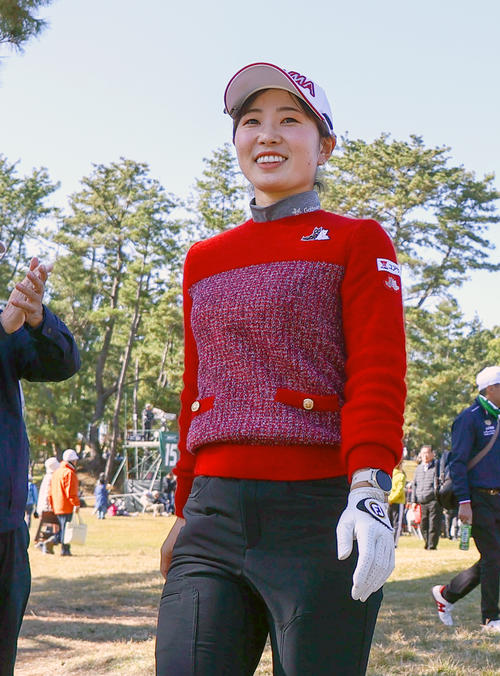 15番、蛭田はカップインイーグルを達成し笑顔を見せる(撮影・上山淳一)