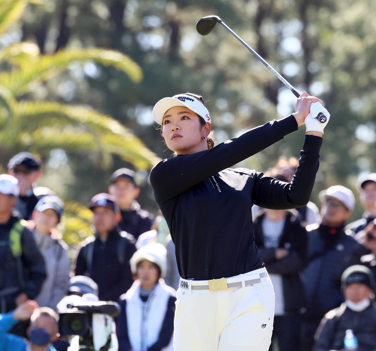 16番、ティーショットを放つ原（撮影・上山淳一）
