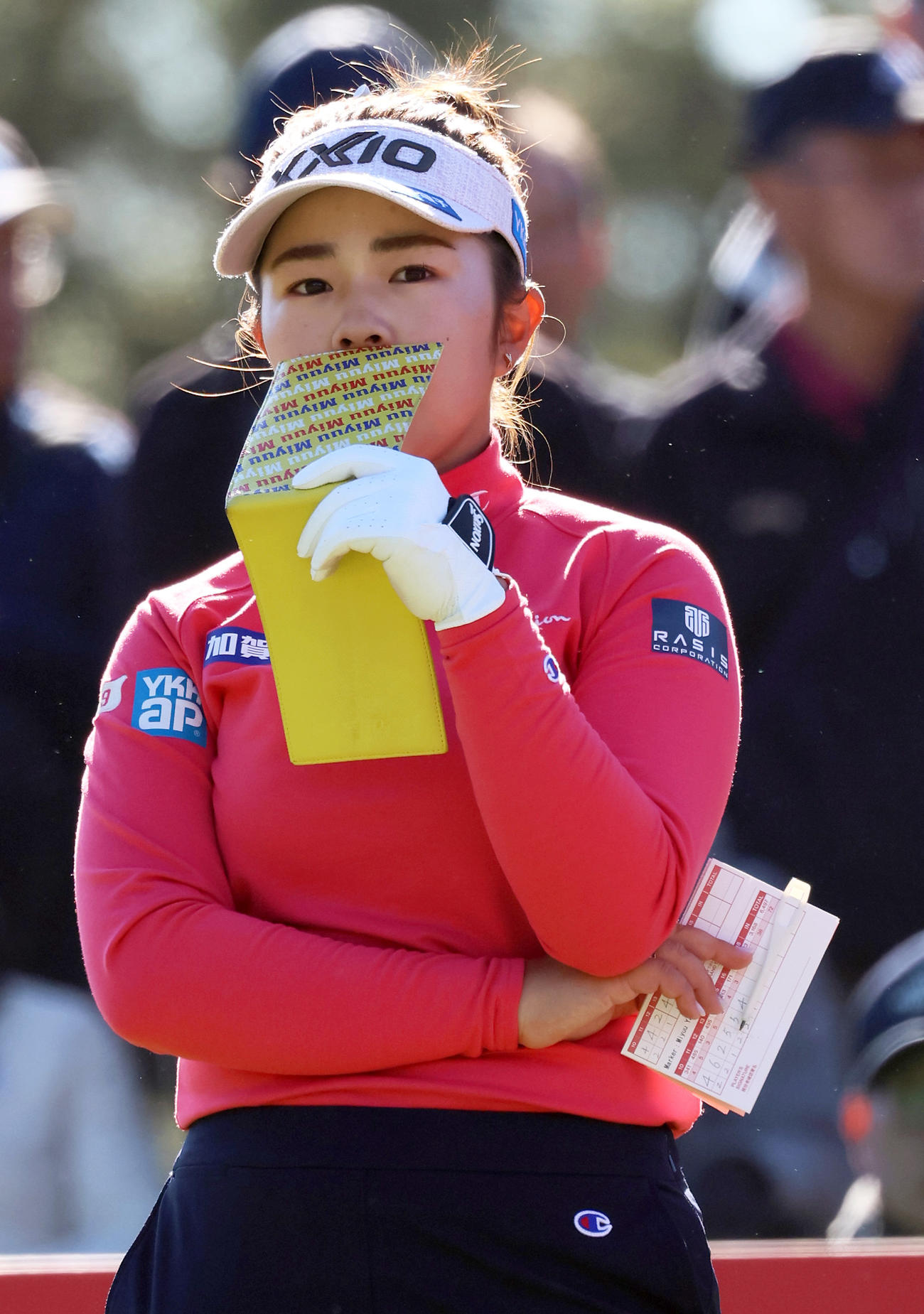 16番、山下はメモを手に考え込む（撮影・上山淳一）
