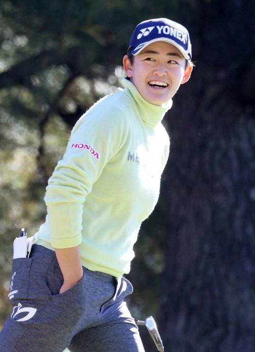 18番、笑顔でグリーンへ向かう岩井明(撮影・上山淳一)