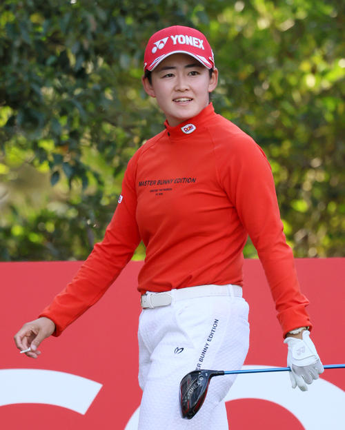 2番、ティーショットを放ち笑顔を見せる岩井明(撮影・上山淳一)