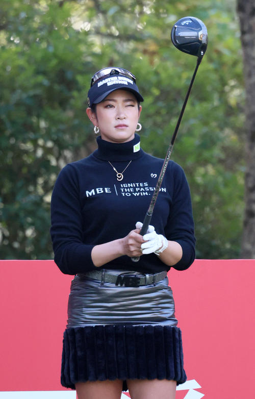 2番、ティーショットを前にする原(撮影・上山淳一)