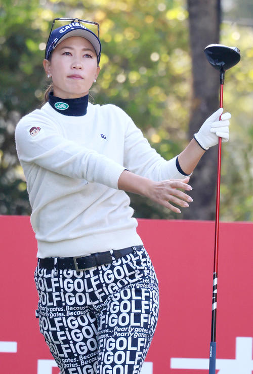 2番、上田はティーショットを放つ(撮影・上山淳一)