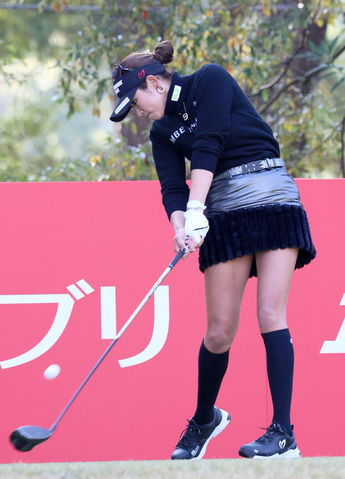2番、原はティーショットを放つ(撮影・上山淳一)