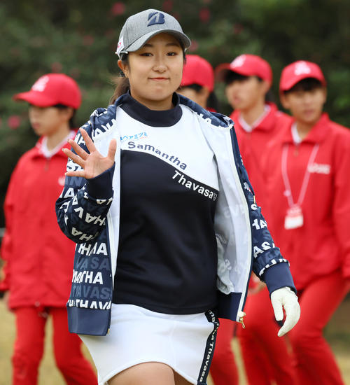 2番、阿部はティーショットを放ち笑顔でセカンド地点へ向かう(撮影・上山淳一)