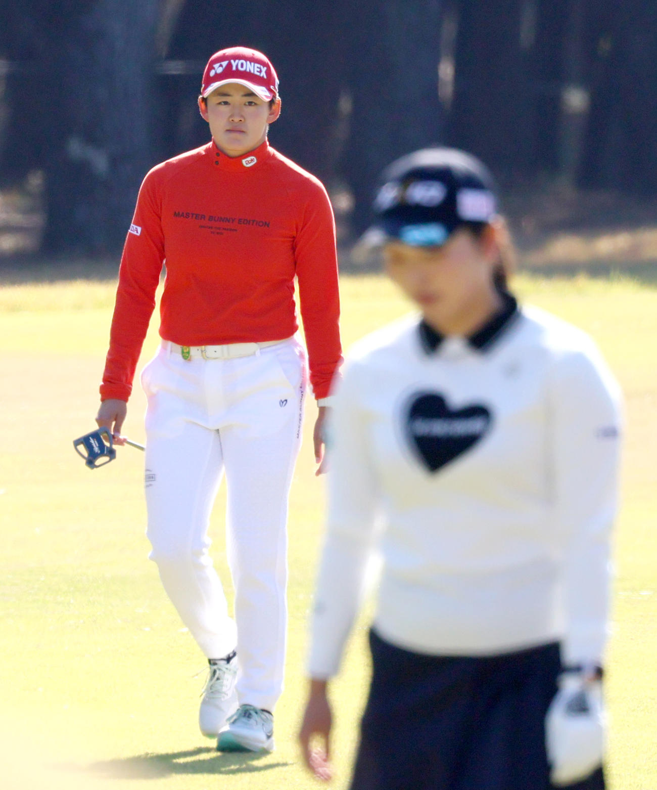 14番、フェアウエーを歩く岩井明（左）。手前は小祝（撮影・上山淳一）