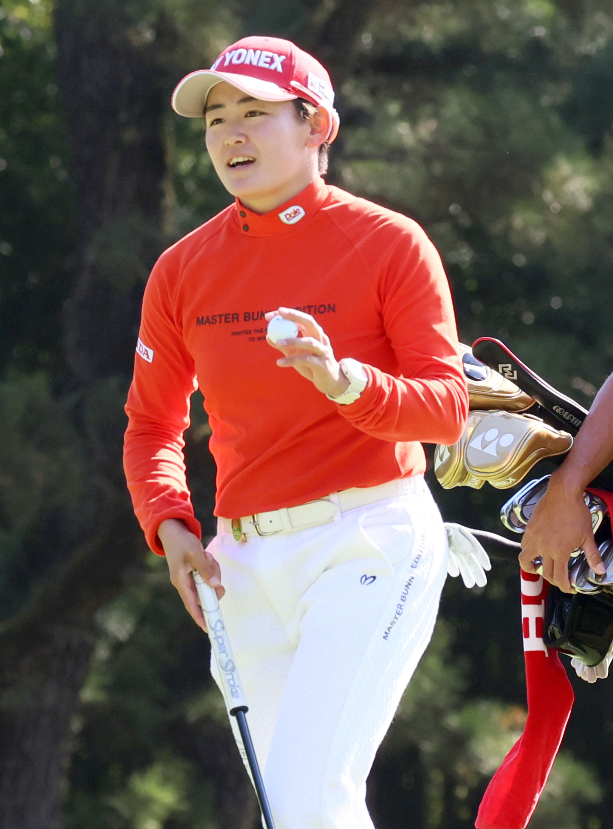 14番、岩井明はバーディーを奪いギャラリーの拍手に応える（撮影・上山淳一）