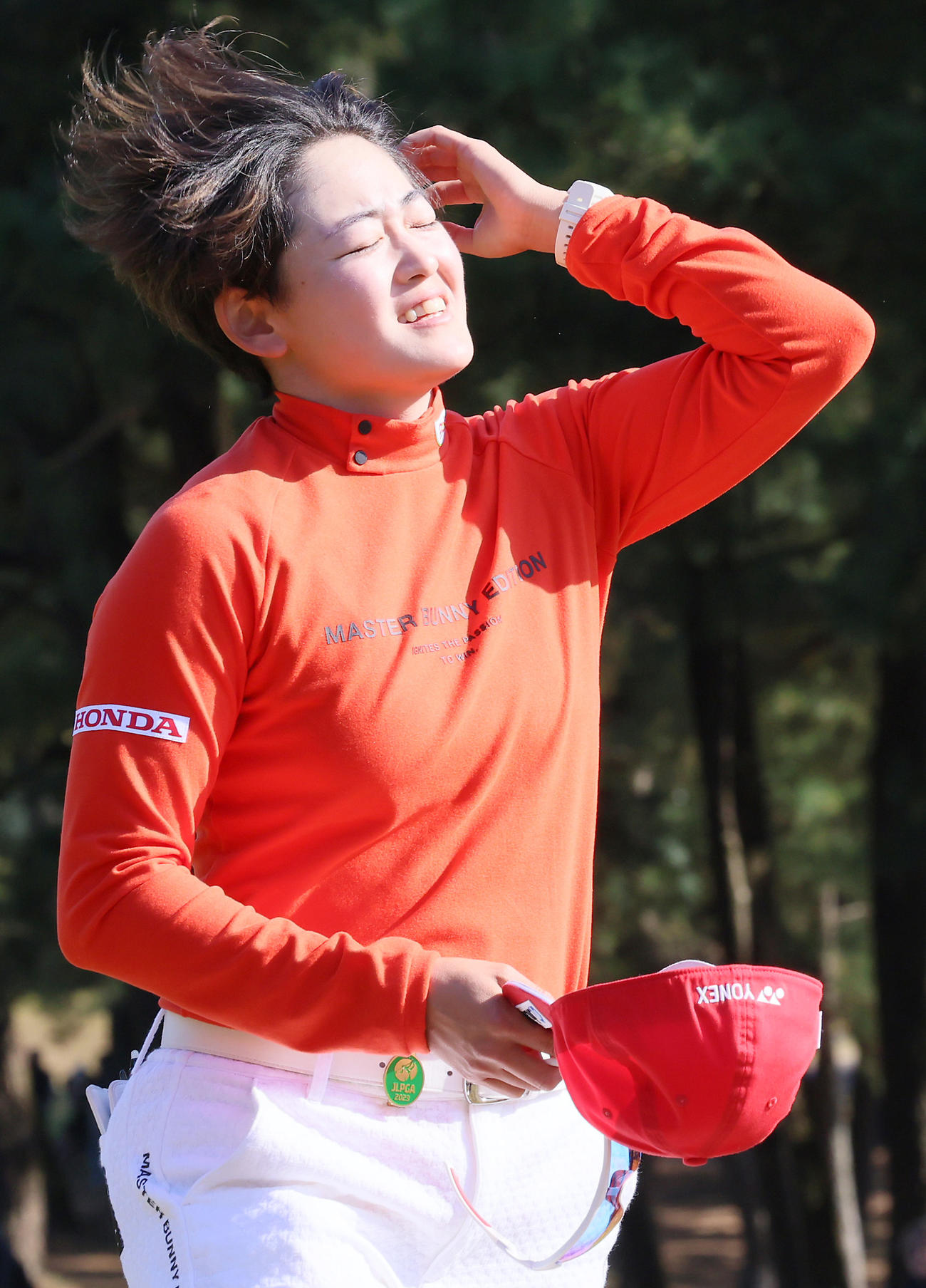 ホールアウトした岩井明は悔しげに帽子を取る（撮影・上山淳一）