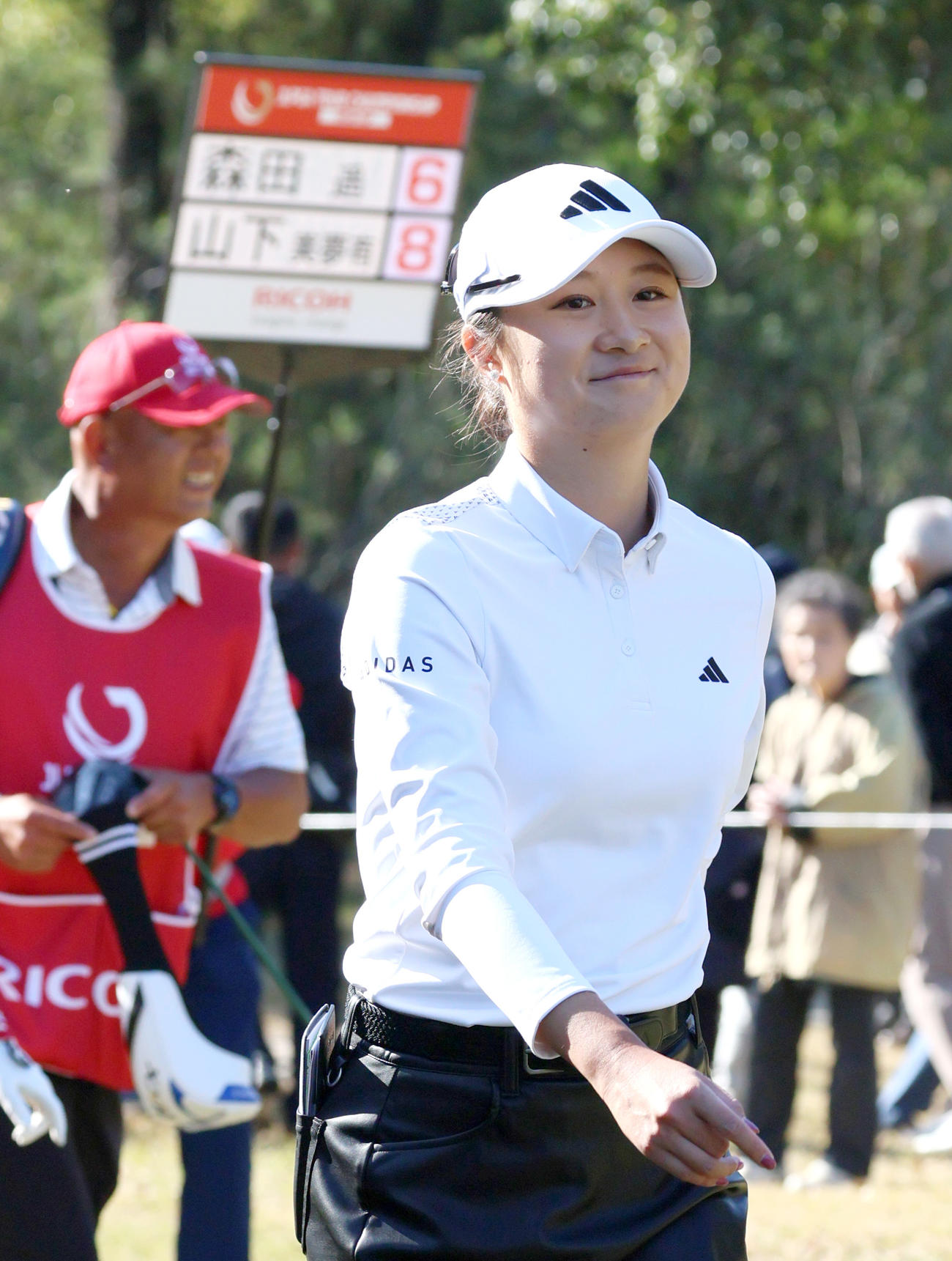 2番、森田はティーショットを放ち笑顔でセカンド地点へ向かう（撮影・上山淳一）