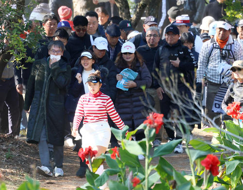 2番に向かう山下(撮影・上山淳一)
