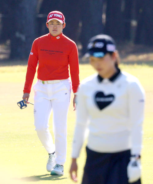 14番、フェアウエーを歩く岩井明(左)。手前は小祝(撮影・上山淳一)