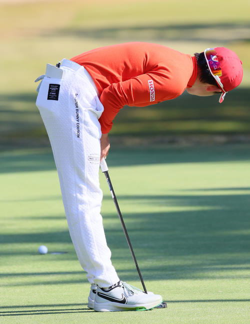 18番、岩井明はパーパットを外す(撮影・上山淳一)