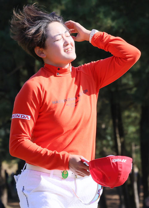 ホールアウトした岩井明は悔しげに帽子を取る(撮影・上山淳一)
