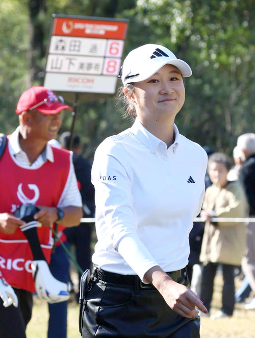 2番、森田はティーショットを放ち笑顔でセカンド地点へ向かう(撮影・上山淳一)