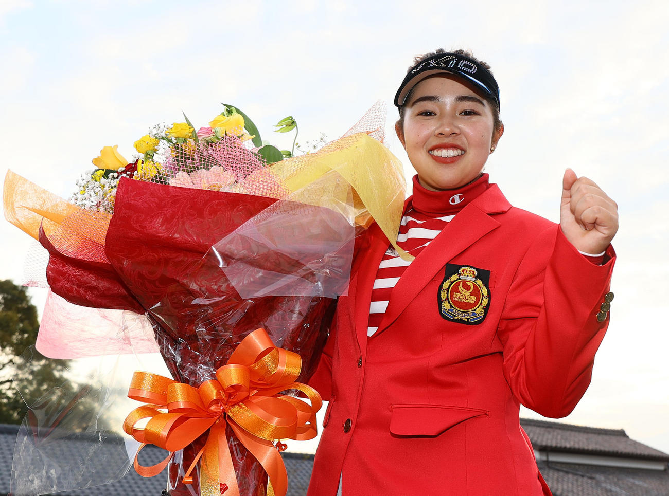 年間女王となった山下は花束を手に笑顔を見せる（2023年11月26日撮影）
