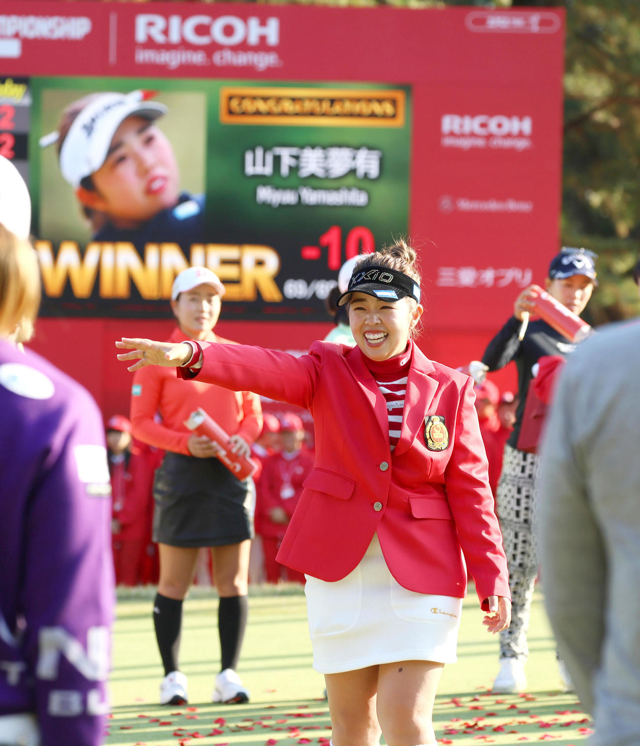リコーカップを制した山下は仲間から祝福され笑顔を見せる（2023年11月26日撮影）