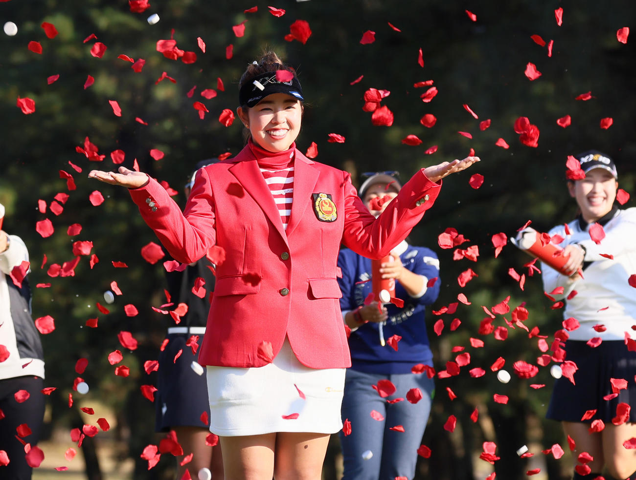 優勝した山下（手前）はフラワーシャワーで祝福され笑顔を見せる（2023年11月26日撮影）