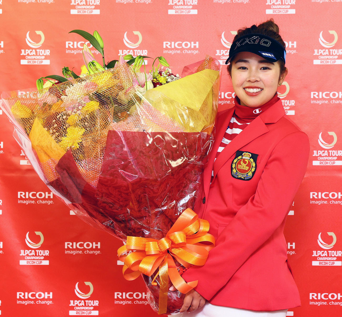 年間女王となった山下は花束を手に笑顔を見せる（撮影・上山淳一）