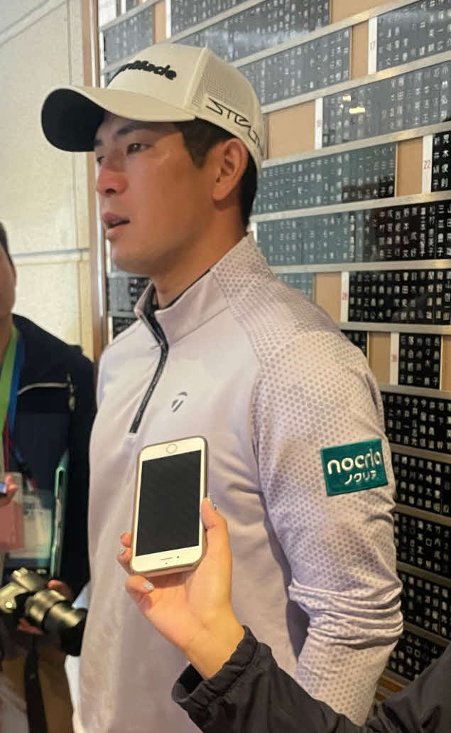 取材に応じる中島啓太