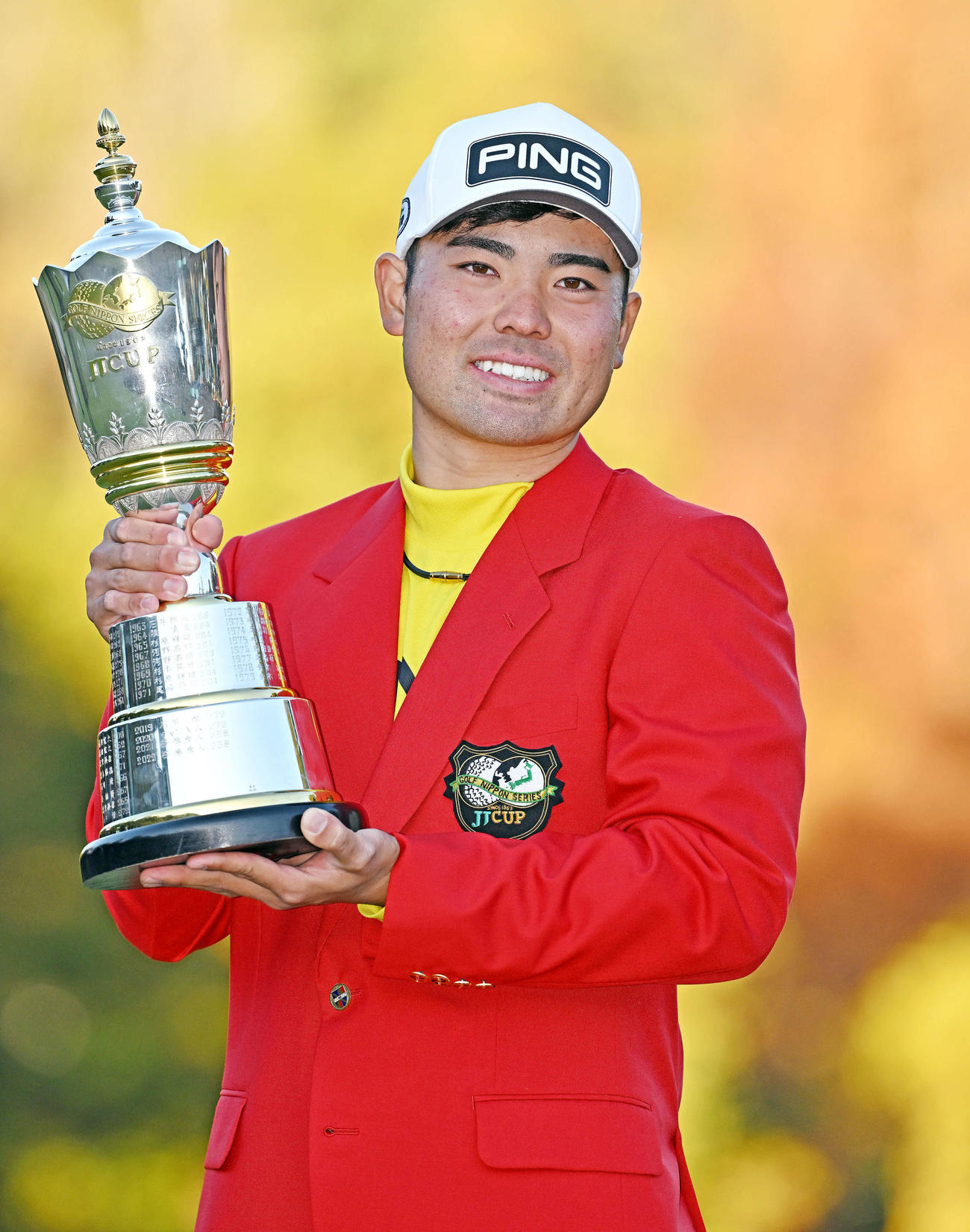 優勝カップを手に記念撮影する蝉川泰果（撮影・滝沢徹郎）