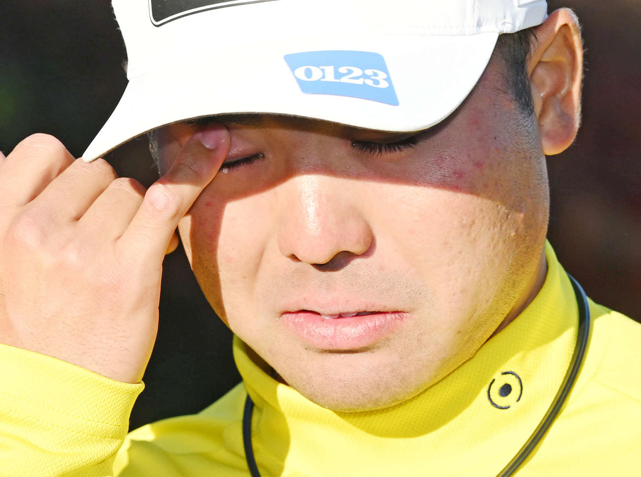 優勝のインタビューを受ける蝉川泰果はうれし涙を流す（撮影・滝沢徹郎）