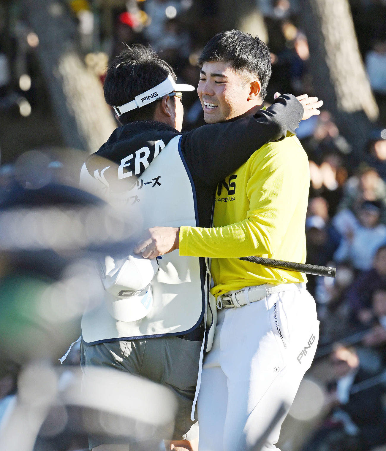優勝を決めた蝉川泰果（右）は岡本キャディーと抱き合う（撮影・滝沢徹郎）