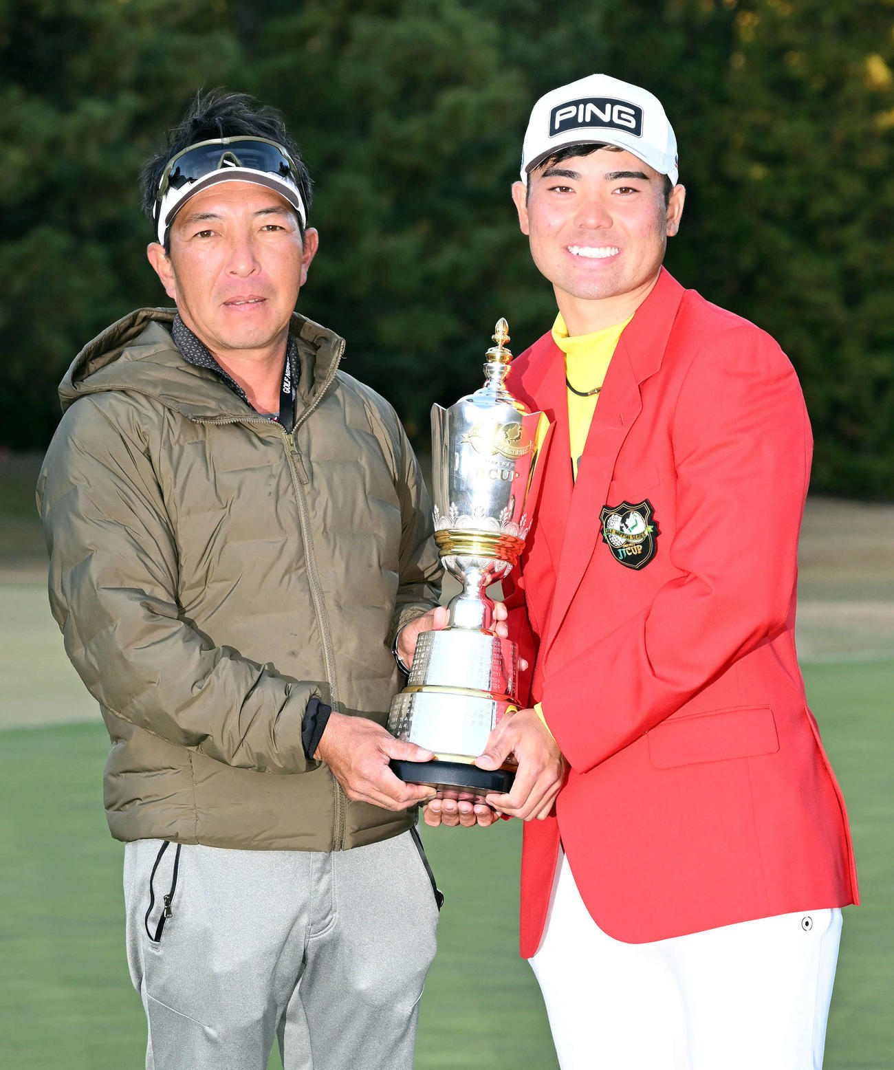 優勝した蝉川泰果（右）は岡本キャディーと記念撮影する（撮影・滝沢徹郎）