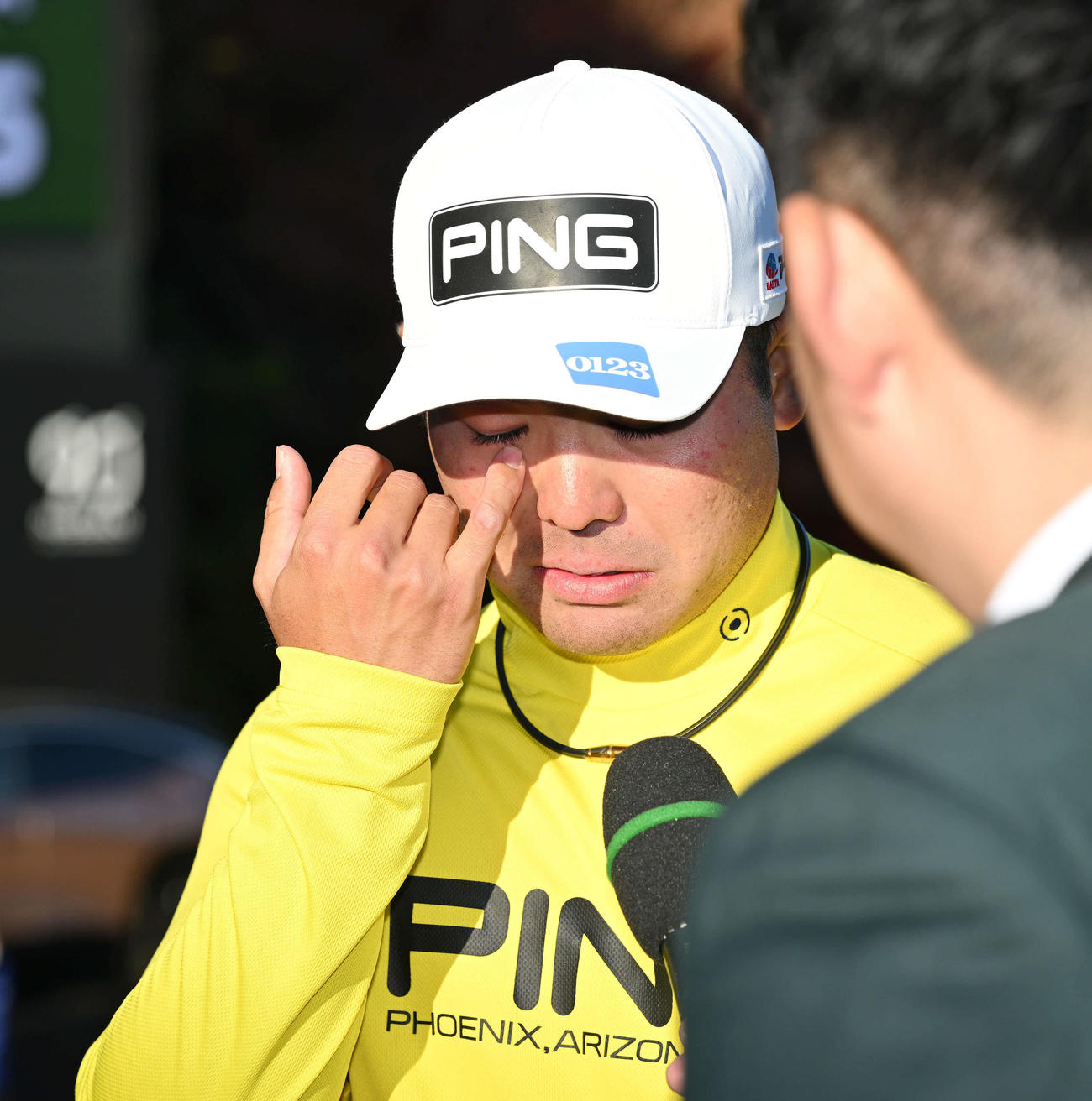 優勝のインタビューを受ける蝉川泰果はうれし涙を流す（撮影・滝沢徹郎）