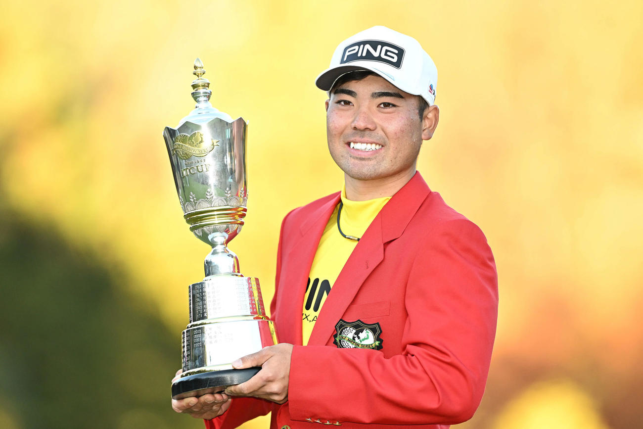 優勝カップを手に記念撮影する蝉川泰果（撮影・滝沢徹郎）