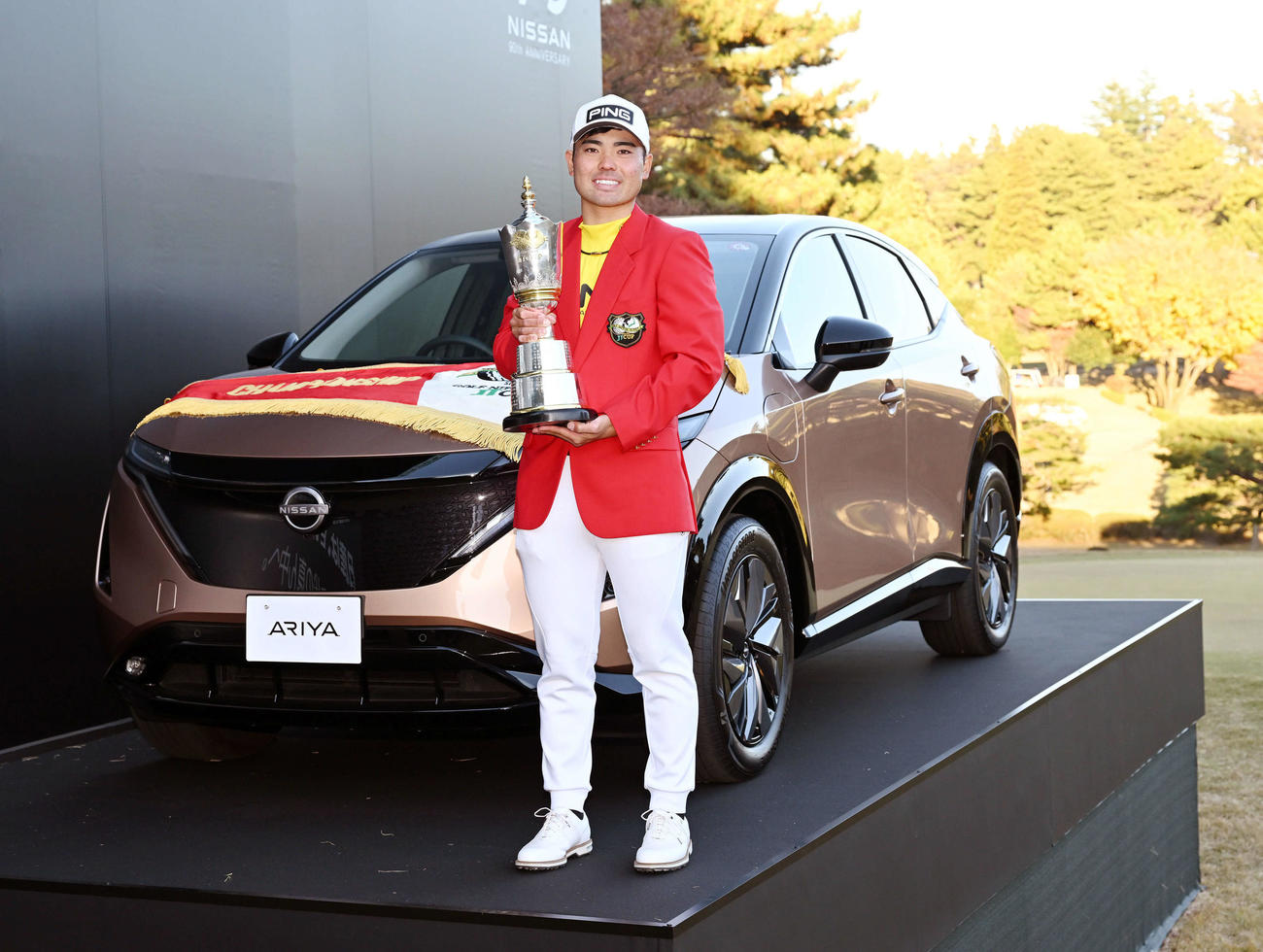 優勝した蝉川は日産「アリア」を背に記念撮影（撮影・滝沢徹郎）