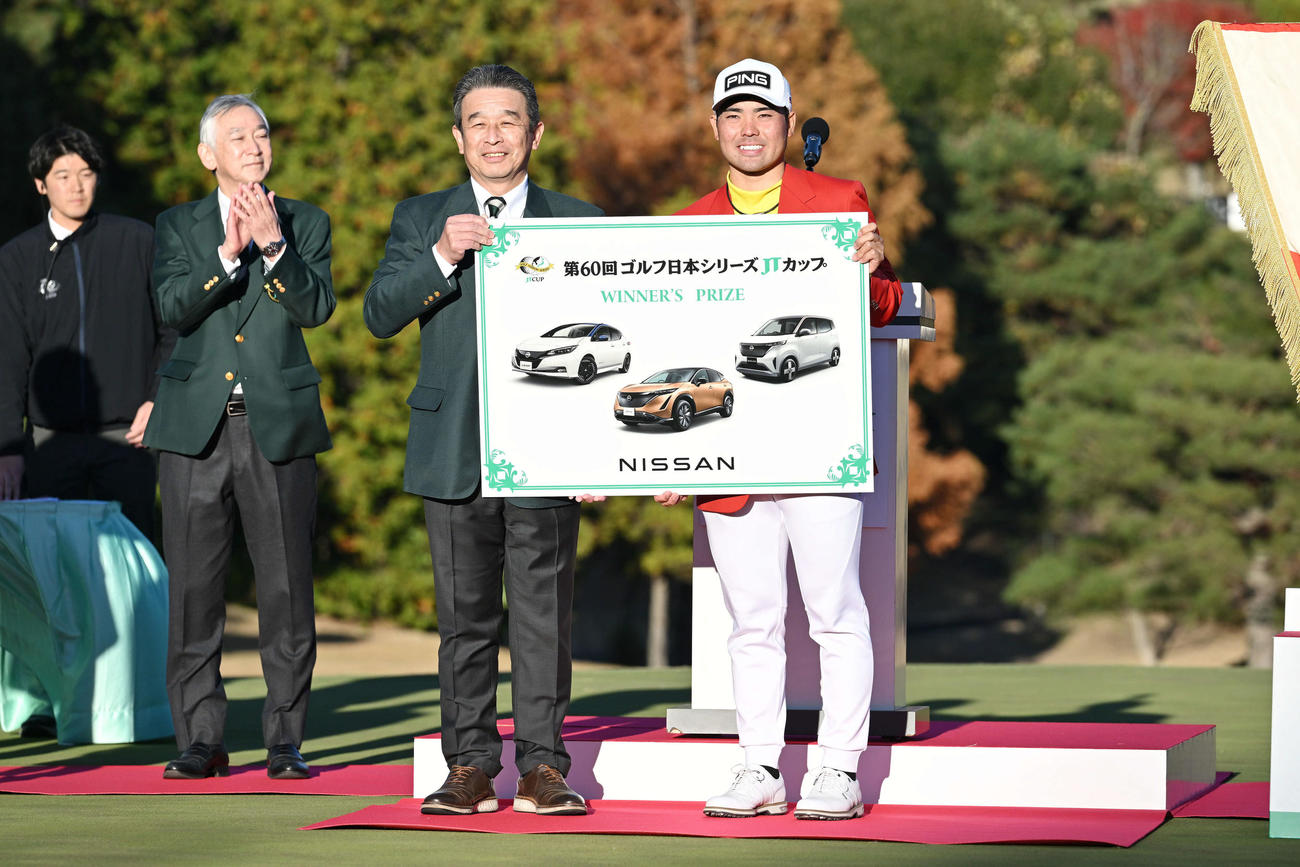 贈呈式に臨む、優勝した蝉川（右）と日産東京販売ホールディングス代表取締役社長の竹林彰氏（撮影・滝沢徹郎）