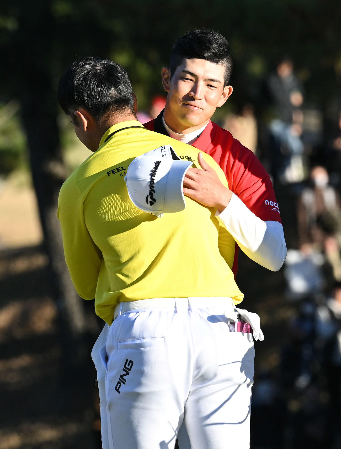 試合後、中島（後方）は優勝した〓（虫ヘンに単の旧字体）川とハグする（撮影・滝沢徹郎）