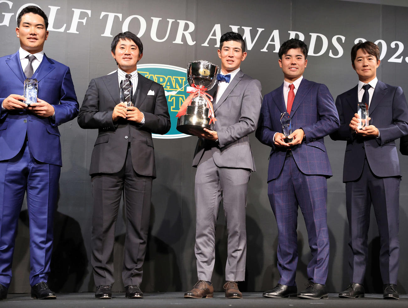 2023年ジャパンゴルフツアー表彰式で、最優秀選手賞の中島（中央）らは笑顔で記念撮影。左から河本、金谷、1人置いて蝉川、宋永漢（撮影・浅見桂子）
