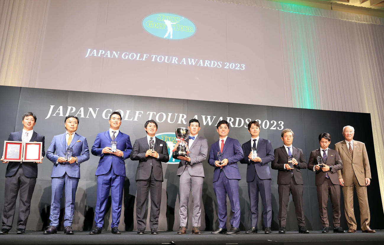 2023年ジャパンゴルフツアー表彰式で顔で記念撮影する、左から杉浦、片山、河本、金谷、中島、蝉川、宋永漢、稲森、生源寺、青木功会長（撮影・浅見桂子）