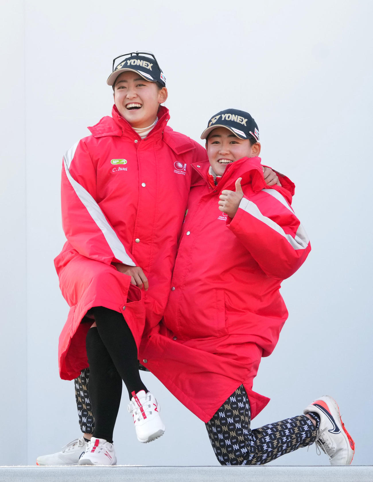 オープニングセレモニーでポーズを決めるJLPGAチーム岩井千（左）と岩井明（撮影・横山健太）